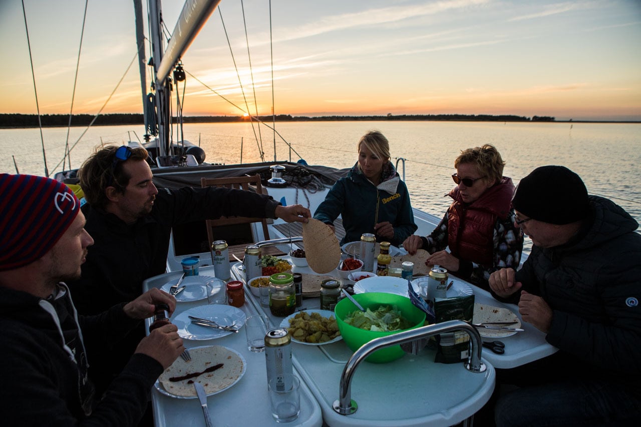 Sonnenuntergang auf Yacht Segeltörn