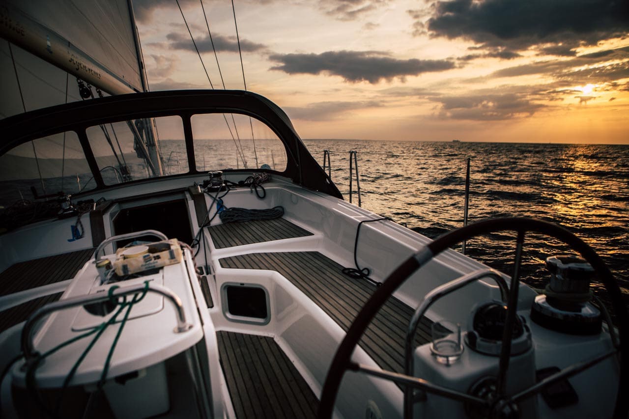 Segeln in Sonnenuntergang auf Yacht