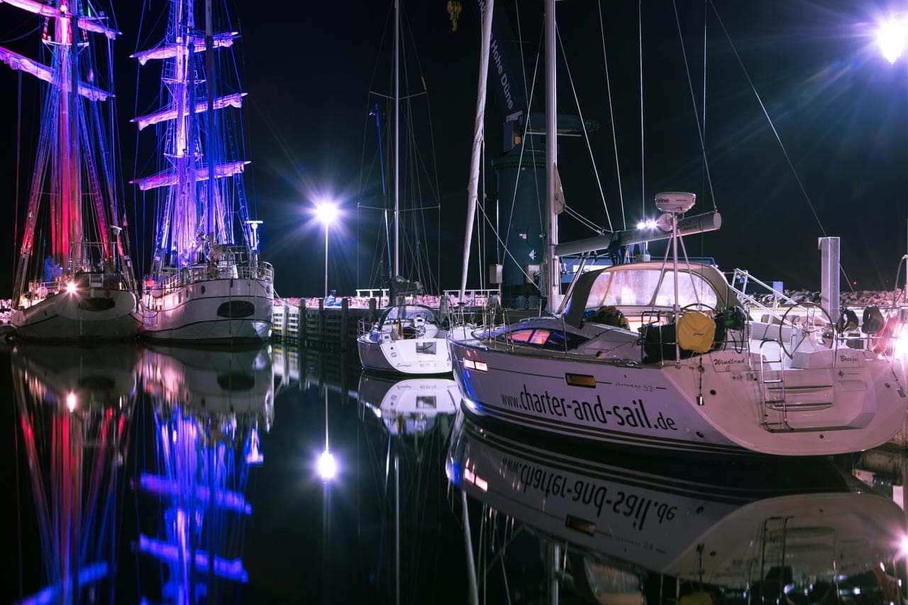 Segelyacht in Hafen bei Nacht