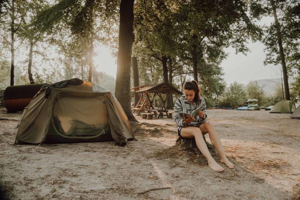 Lesepause auf dem Campingplatz