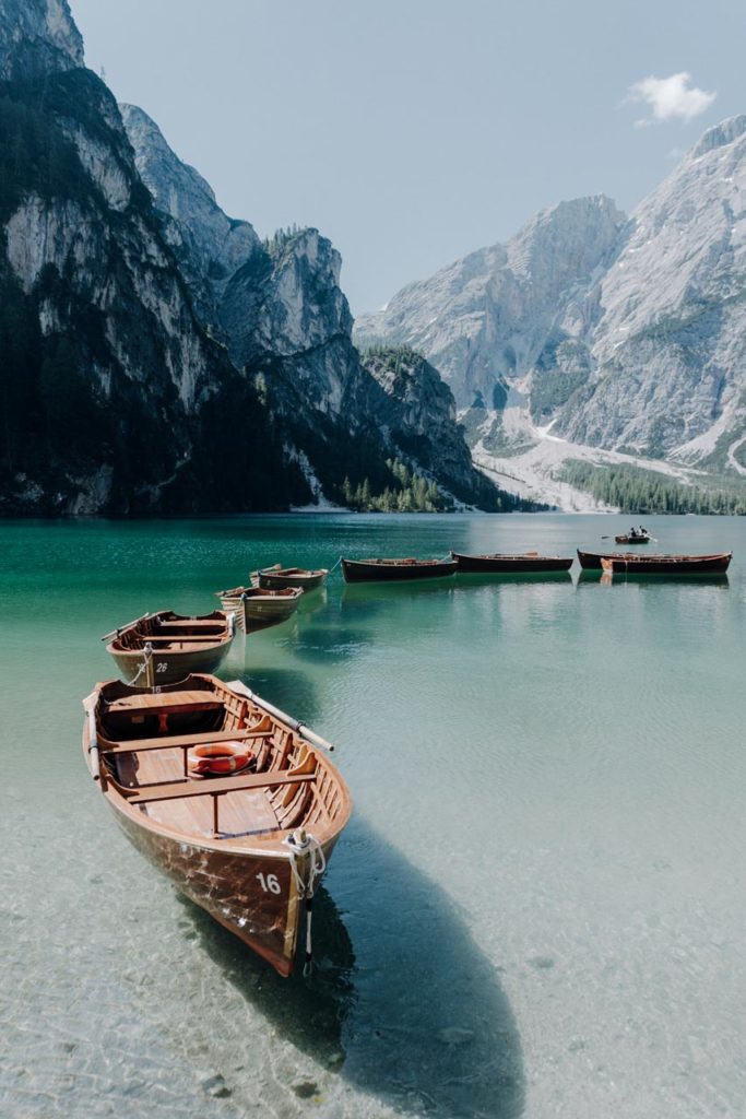 Boote auf dem Pragser Wildsee in Südtirol