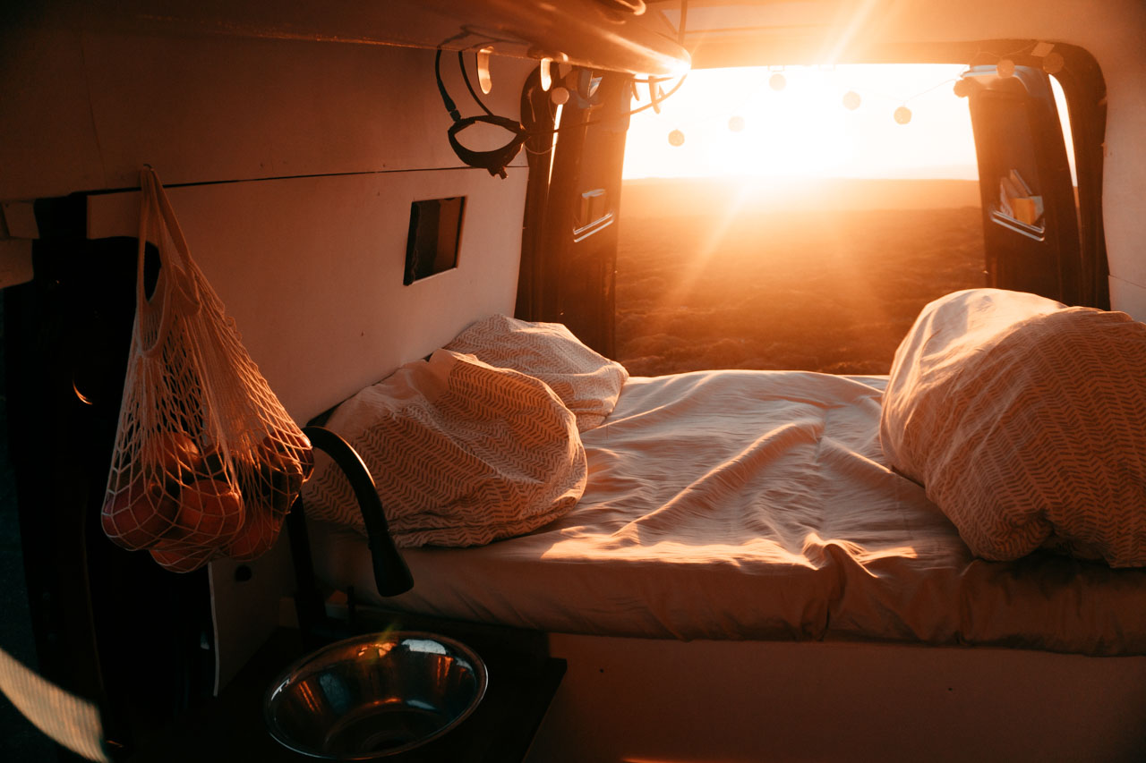 Camper Bett im Sonnenuntergang