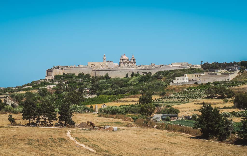 Blick auf die mittelalterliche Stadt Mdina mit ihrer hohen Stadtmauer