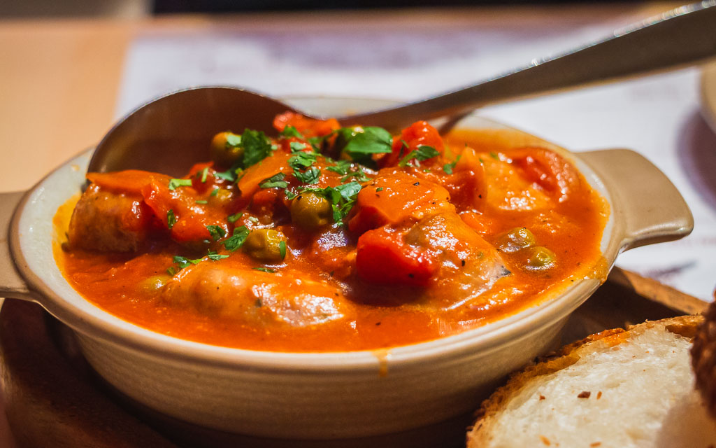 Ein leckeres Gericht mit Erbsen und Paprika in Tomatensoße