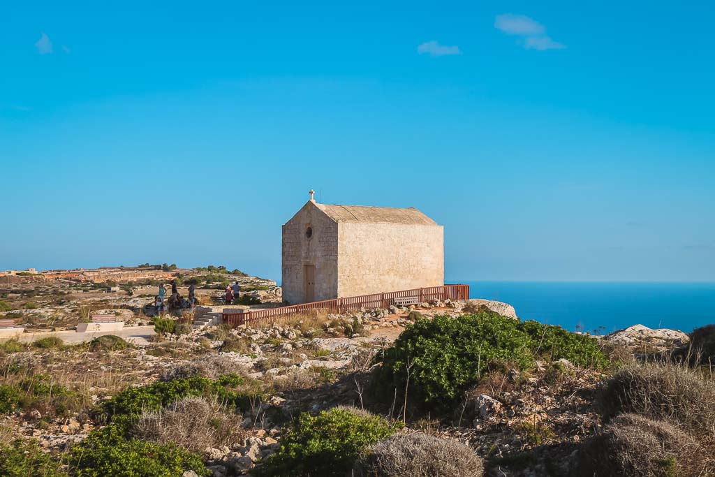 Blick auf eine Kathedrale auf einer Klippe