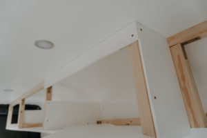 Hängeschrank Camper bauen • Die schönsten DIY Camper-Schränke