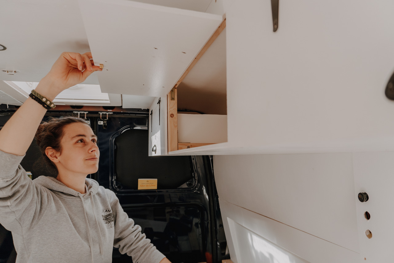 Hängeschrank Camper bauen • Die schönsten DIY Camper-Schränke