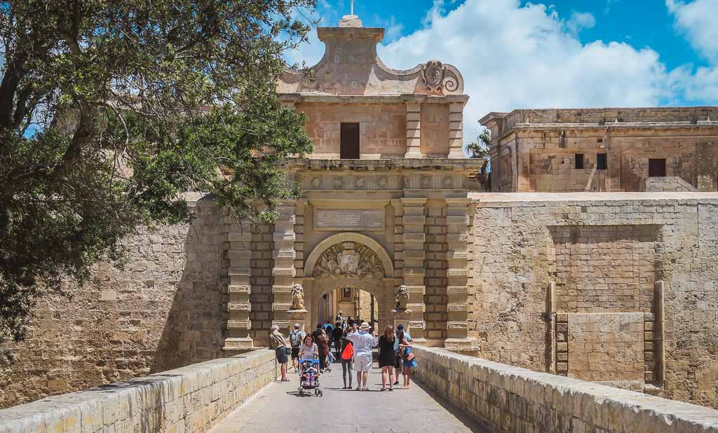 Spaziergang unter dem Stadttor von Mdina