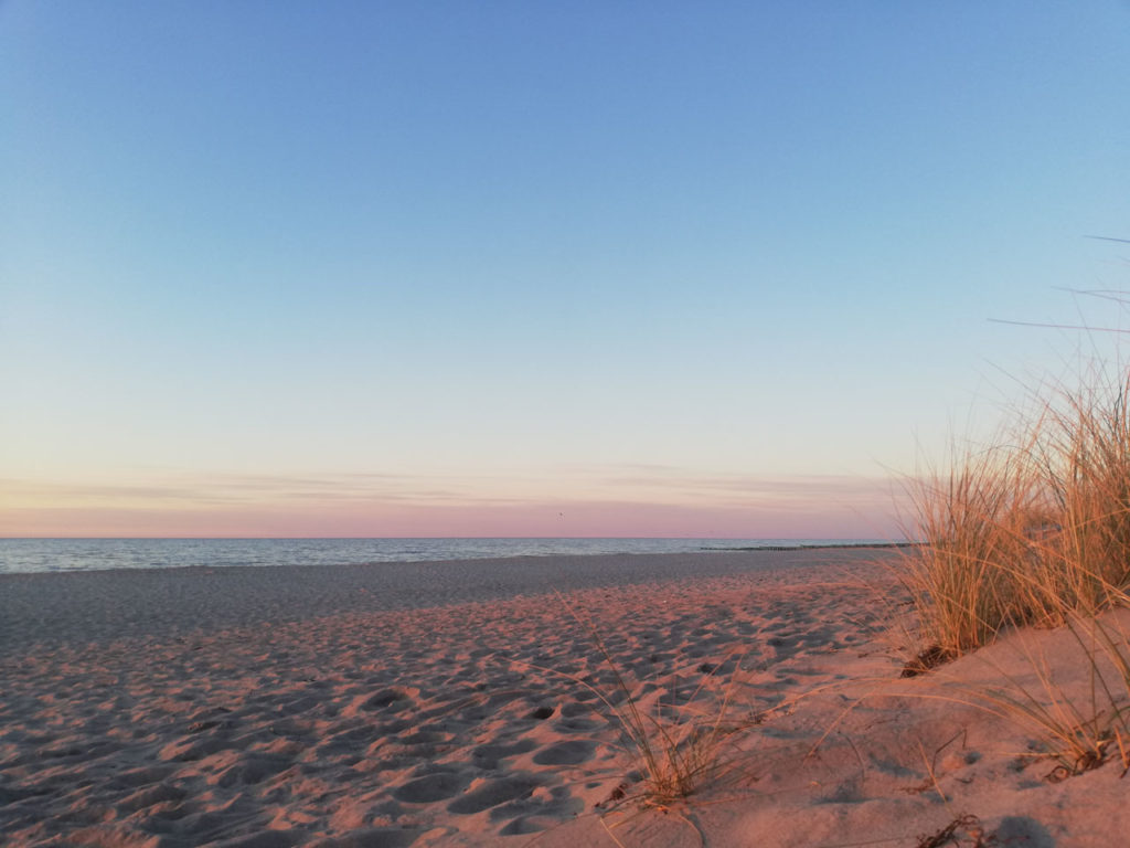 Winterlicher Strand im Sonnenuntergang