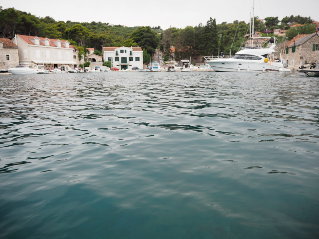 Blick auf kleinen Hafen mit Motorbooten
