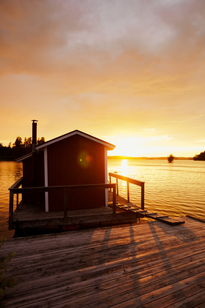 Sonnenuntergang in Kungshamm in Südschweden mit Blick auf den See