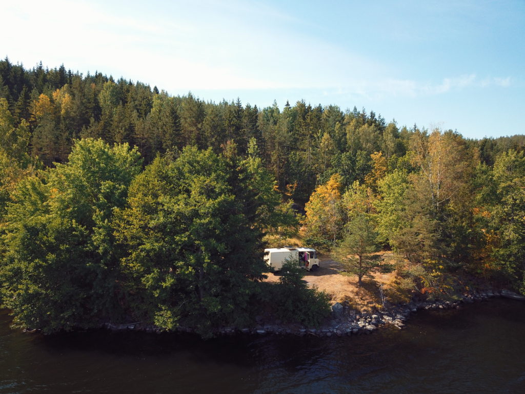 Camping beim Südschweden Roadtrip umgeben von Bäumen am Vänern See