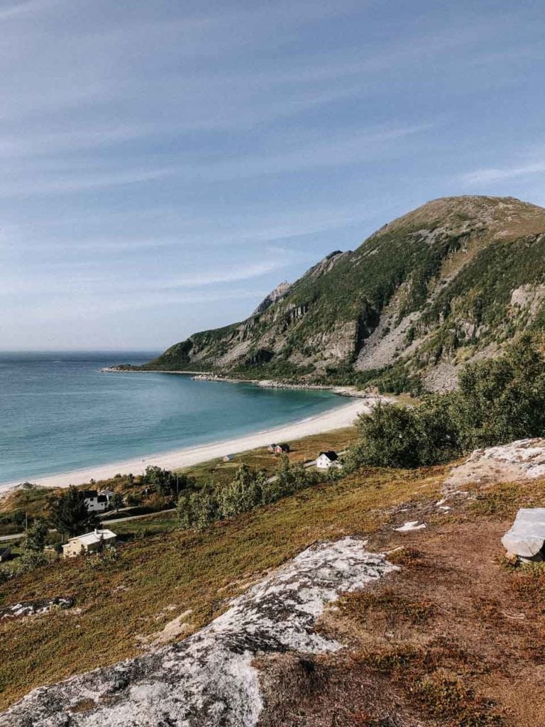 Küste von Haukland bei Sonne