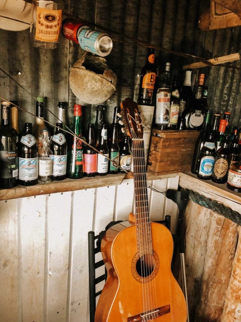 Einblick in Rolfs Bar auf den Lofoten