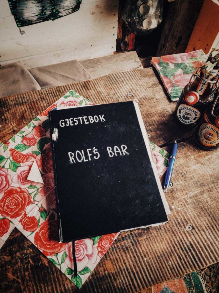 Gästebuch in Rolfs Bar auf den Lofoten