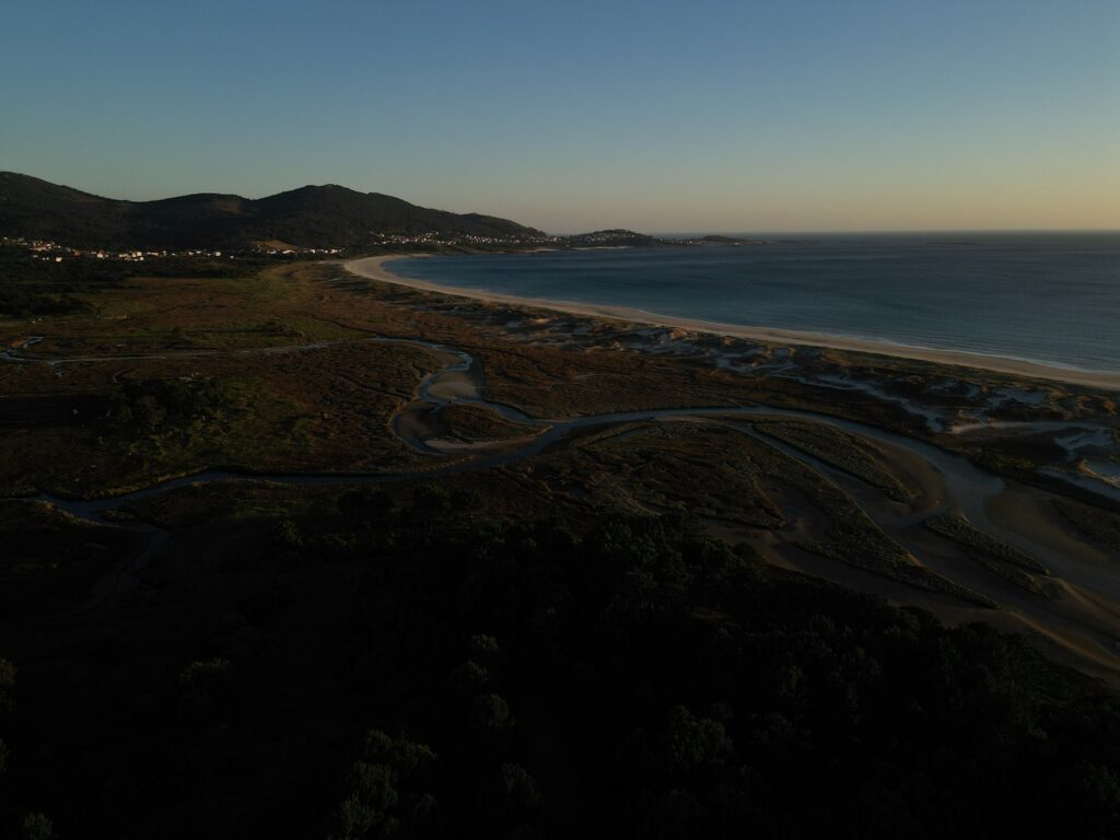 Endloser Sandstrand in Carnota in Blick Richtung Süden