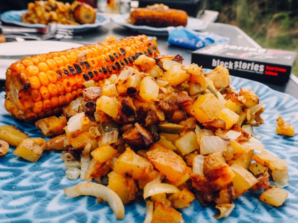 deftiges veganes camping rezept grgrillter mais und bratkartoffeln