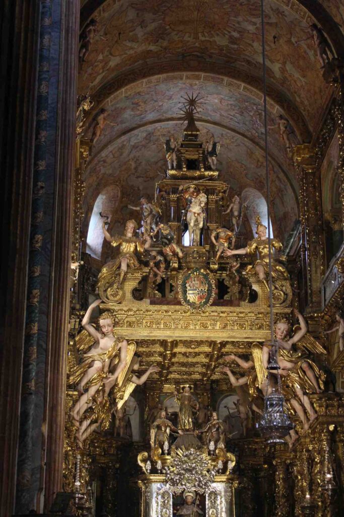 Innenraum der Kathedrale in Santiago de Compostela mit prunkvollen Goldverzierungen