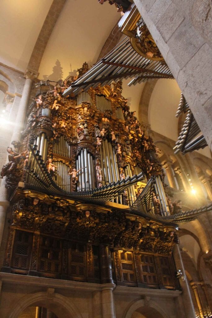 Innenraum und Orgel der Kathedrale in Santiago de Compostela mit prunkvollen Goldverzierungen