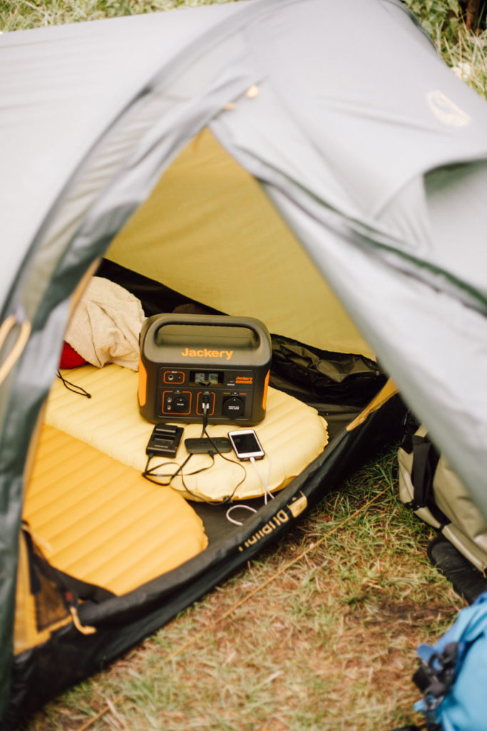 Test der tragbaren Powerstation beim Zelt Camping 