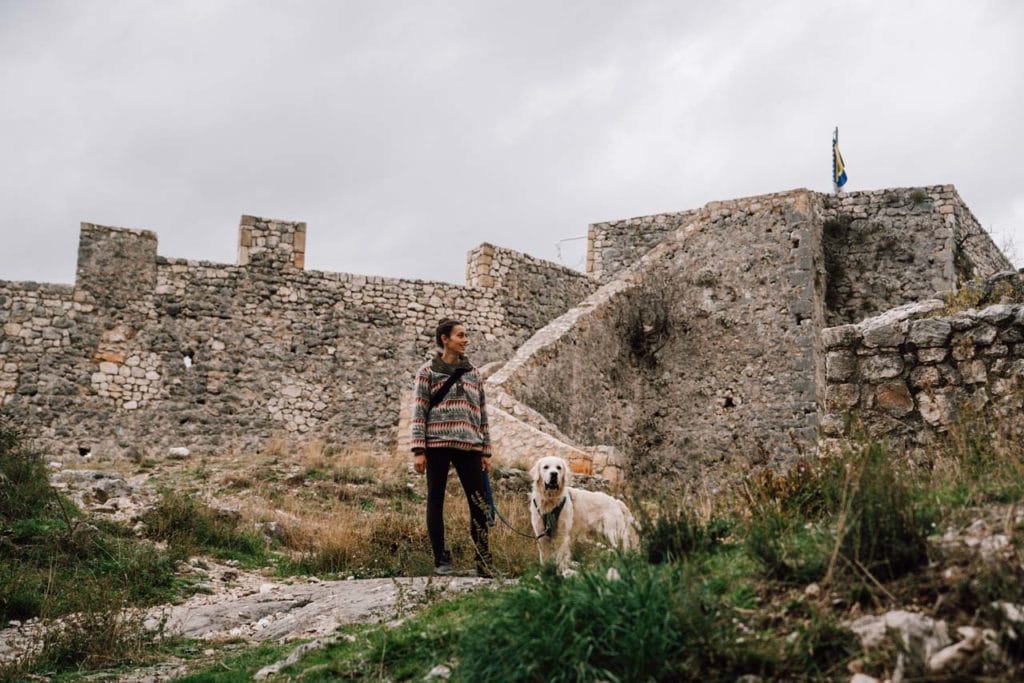 Ausflug mit Hund auf die alte Festung von Blagaj