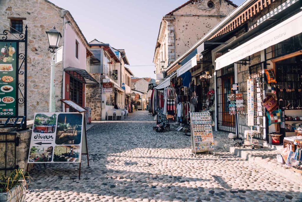 Blick in eine Gasse in der Altstadt von Mostar