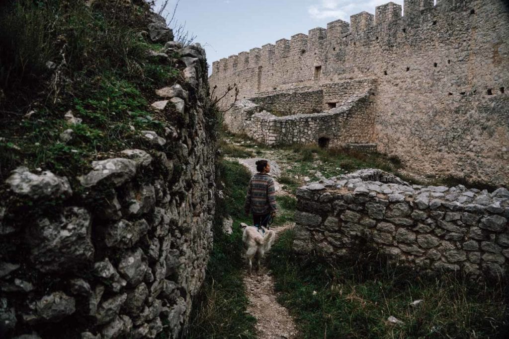 Miri und ihr Hund Frido erkunden die Festung Stjepan Grad