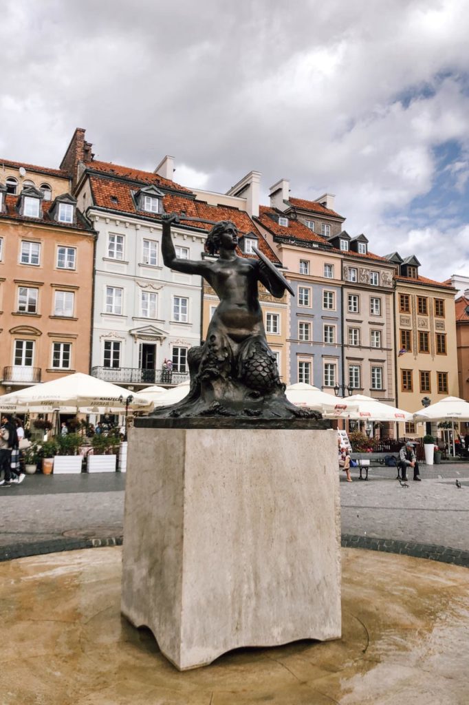 Statue im Stadtkern von Warschau in Polen
