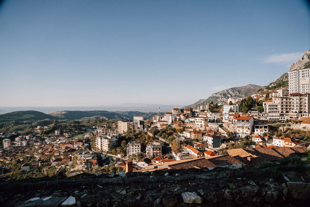 Panoramablick über Albaniens Stadt Kruja