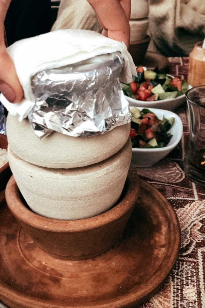 Zubereitung traditioneller kappadokischer Gerichte in Tontöpfen