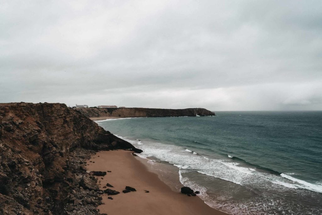 Der Mareta Strand in Portugal eignet sich sowohl zum Baden, als auch zum Surfen