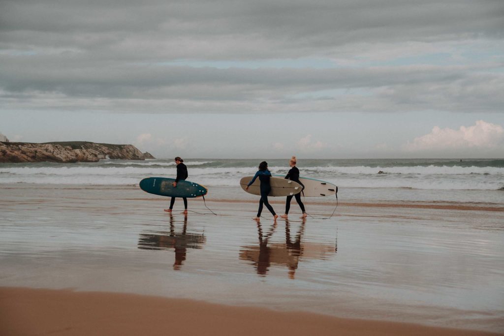 Auf dem Weg zum Surfen am Praia do Baleal Norte in Portugal