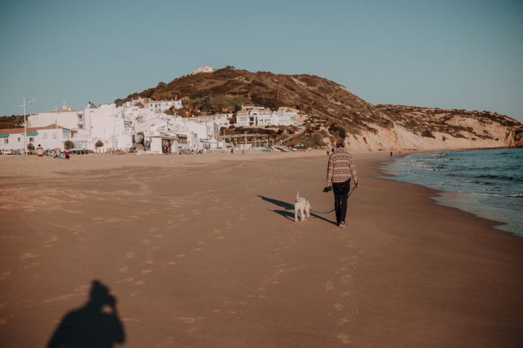 Spaziergang am Praia da Salema in Portugal