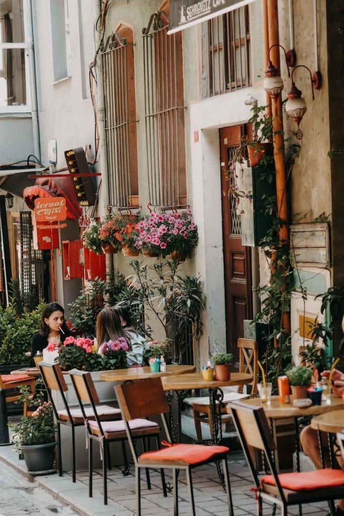 Straßencafe im Stadtviertel Balat in Istanbul