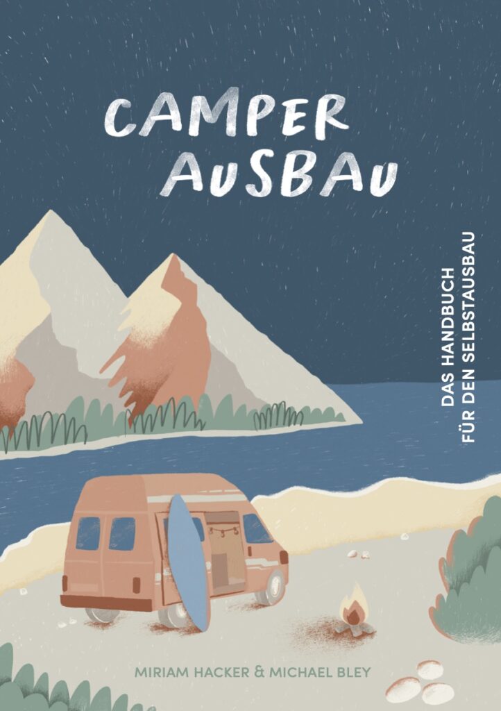 Das Cover des Buches mit dem Namen Camper Ausbau, von Miriam Hacker und Michael Bley, zeigt zeichnerisch dargestellt einen Campervan zwischen Bergen und Meer.