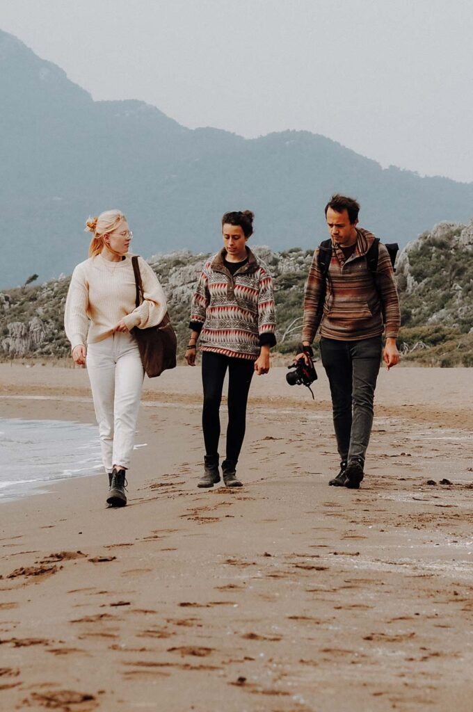 Lina, Miri und Micha gehen am Strand von Itzuzu spazieren.