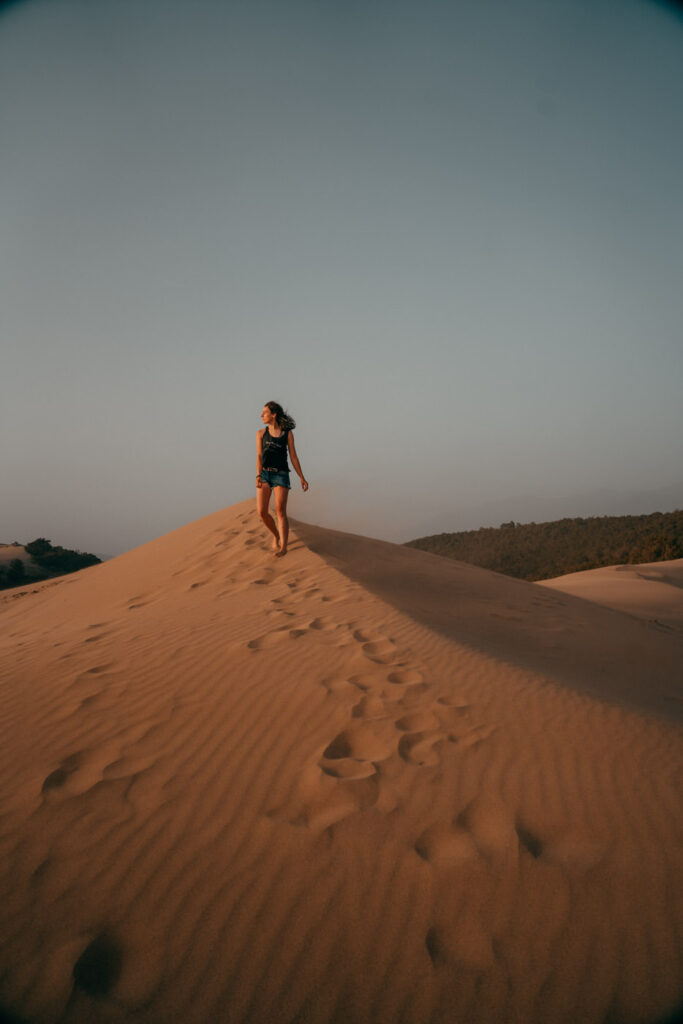 Miri steht bei Sonnenuntergang auf dem Dünenkamm des Patara Strandes