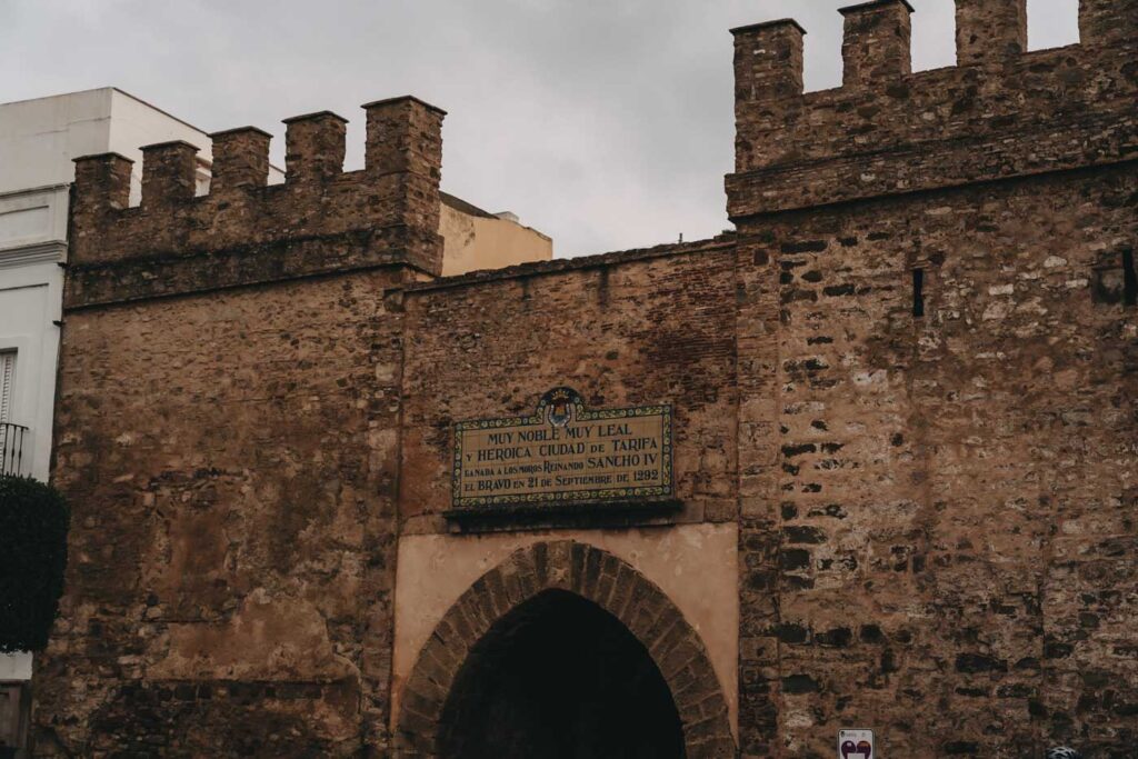 Stadttor der Altstadt Stadtmauer in Tarifa 