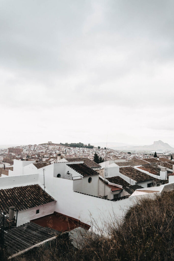 Blick auf die weißen Häuser von Antequera