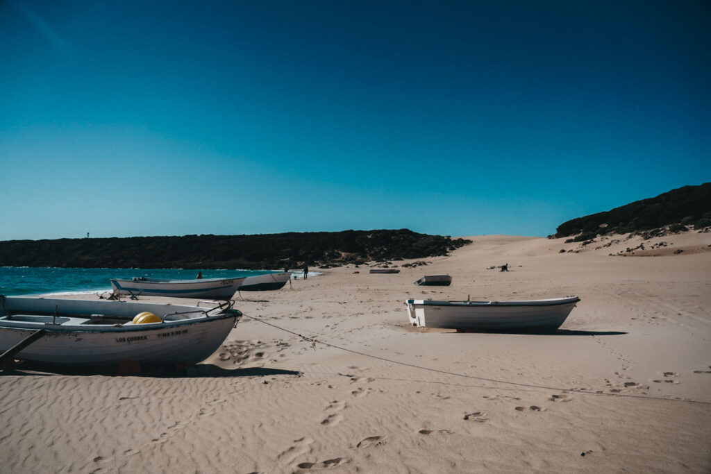 Boote im Sand am Strand Playa de Bolonia 