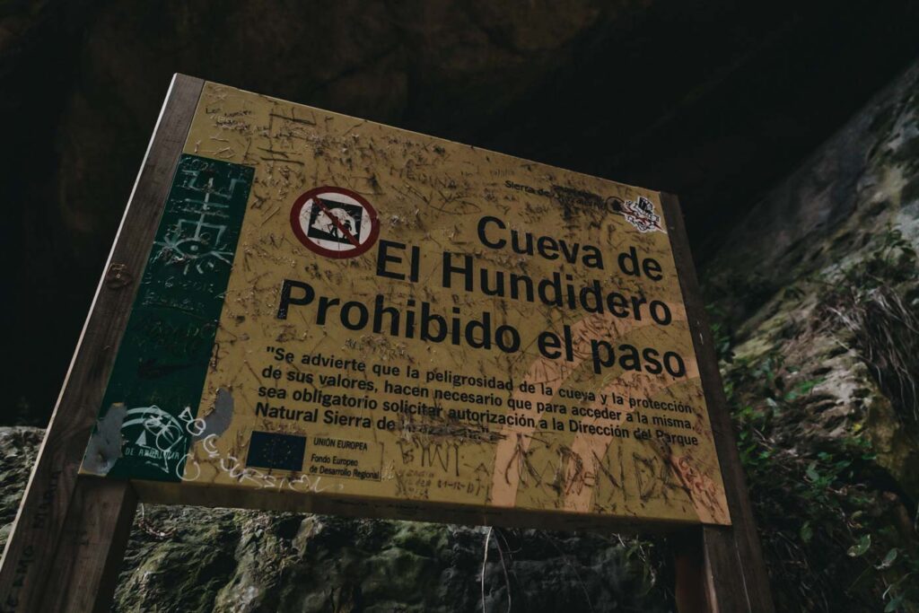 Der Eintritt in die Höhle Cueva del Hundidero ist verboten