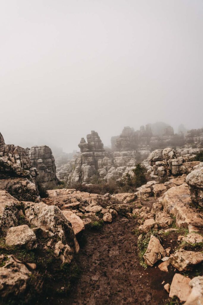 Felsformationen bei Nebel im El Torcal Naturschutzgebiet