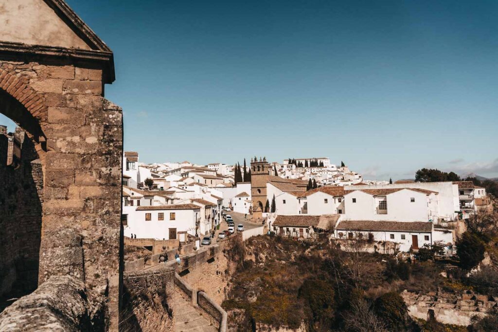 Blick auf die Stadt Ronda mit den typischen weißen Häusern