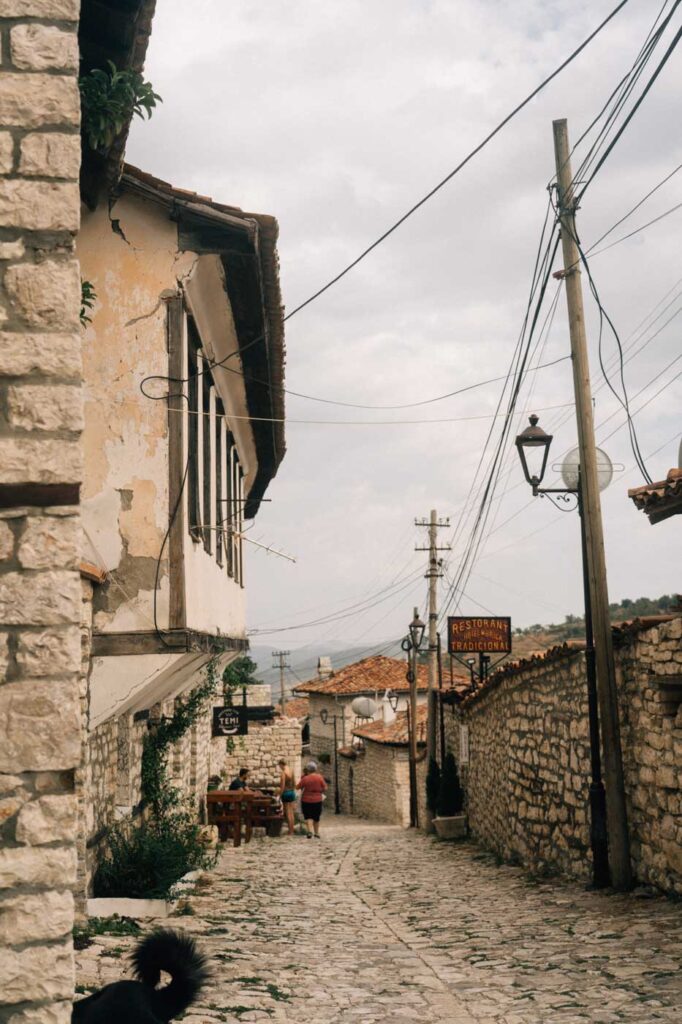 Straße in Berat in Albanien