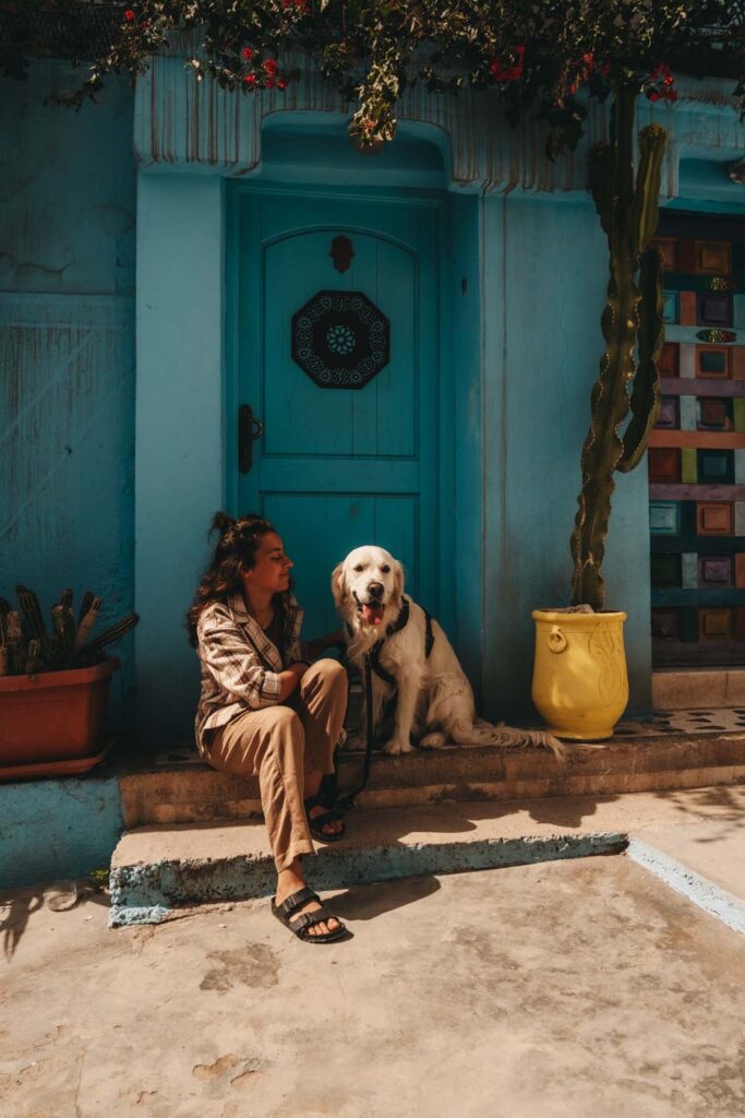 Miri und Hund Friedo sitzen vor einer blauen Türe