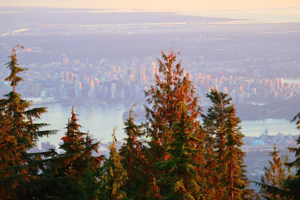 Ausblick vom Grouse Mountain auf Skyline Vancouvers