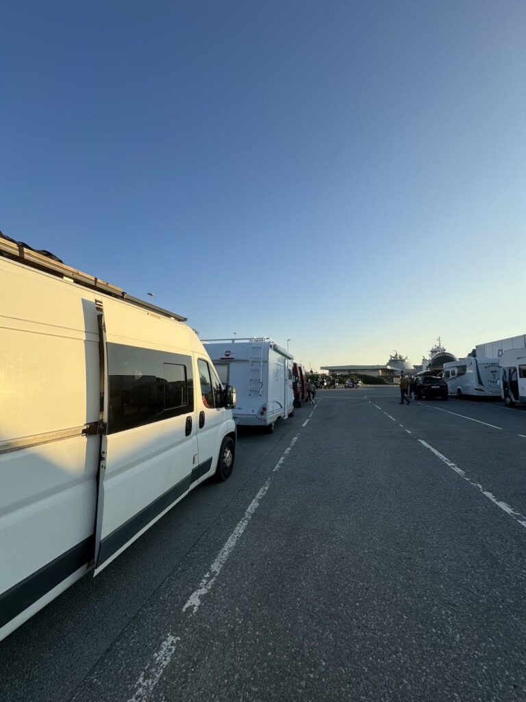 Schlange vor der Fähre von Hirtshals nach Kristiansand 