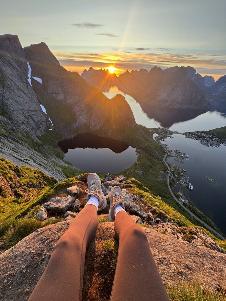 Mitternachtssonne auf dem Reinebringen auf den Lofoten