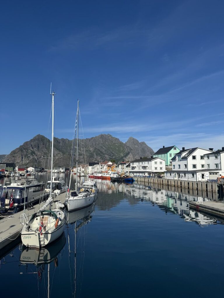 Hafen in Henningsvær auf den Lofoten