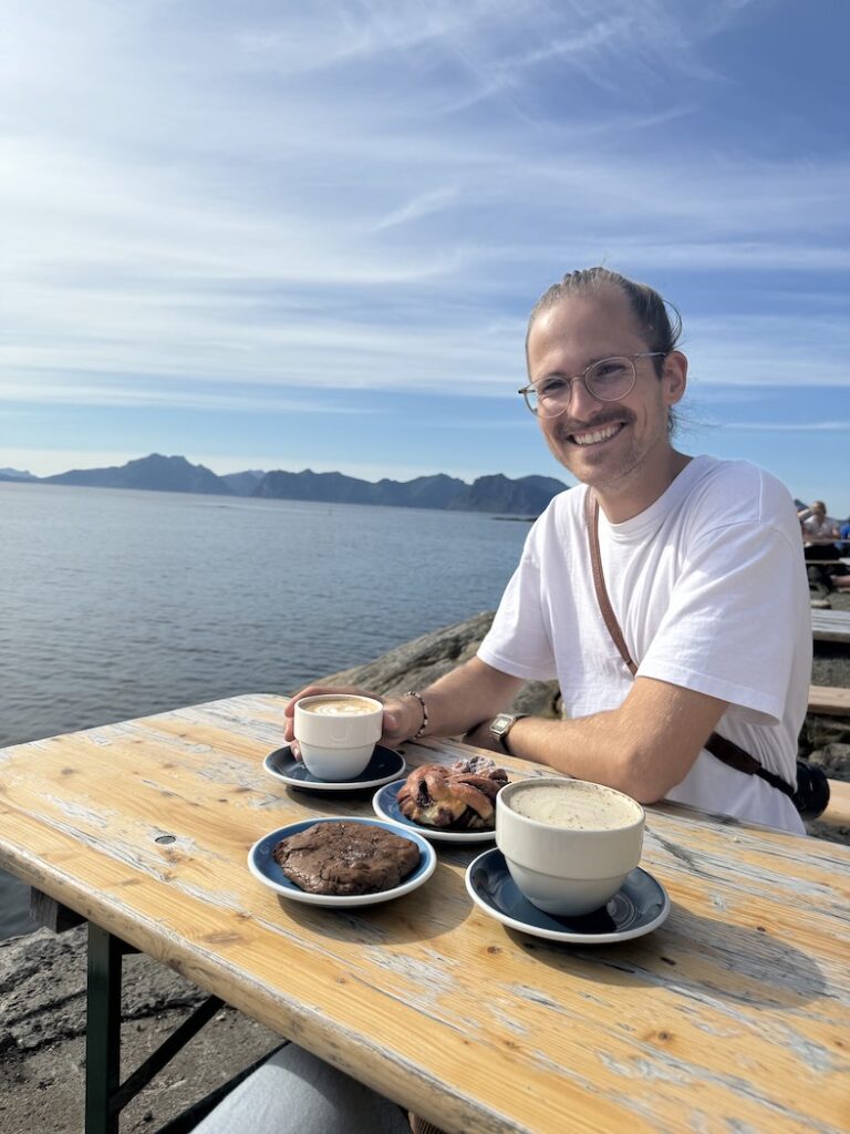 Mann trinkt einen Kaffee in Henningsvær auf den Lofoten